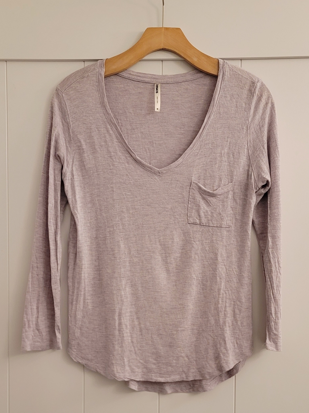 Tresics Women's Long Quarter Sleeve V-Neck Pocket Tee - Light Lavender Size M
